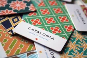 tarjetas de presentacion de hoteles con patrones de colores