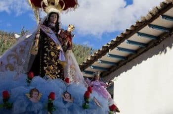 3 fotos de la virgen del carmen altar y celebracion