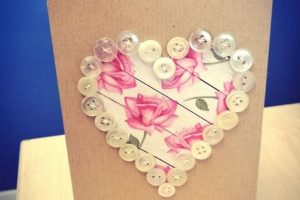 como hacer tarjetas recicladas con botones y tela